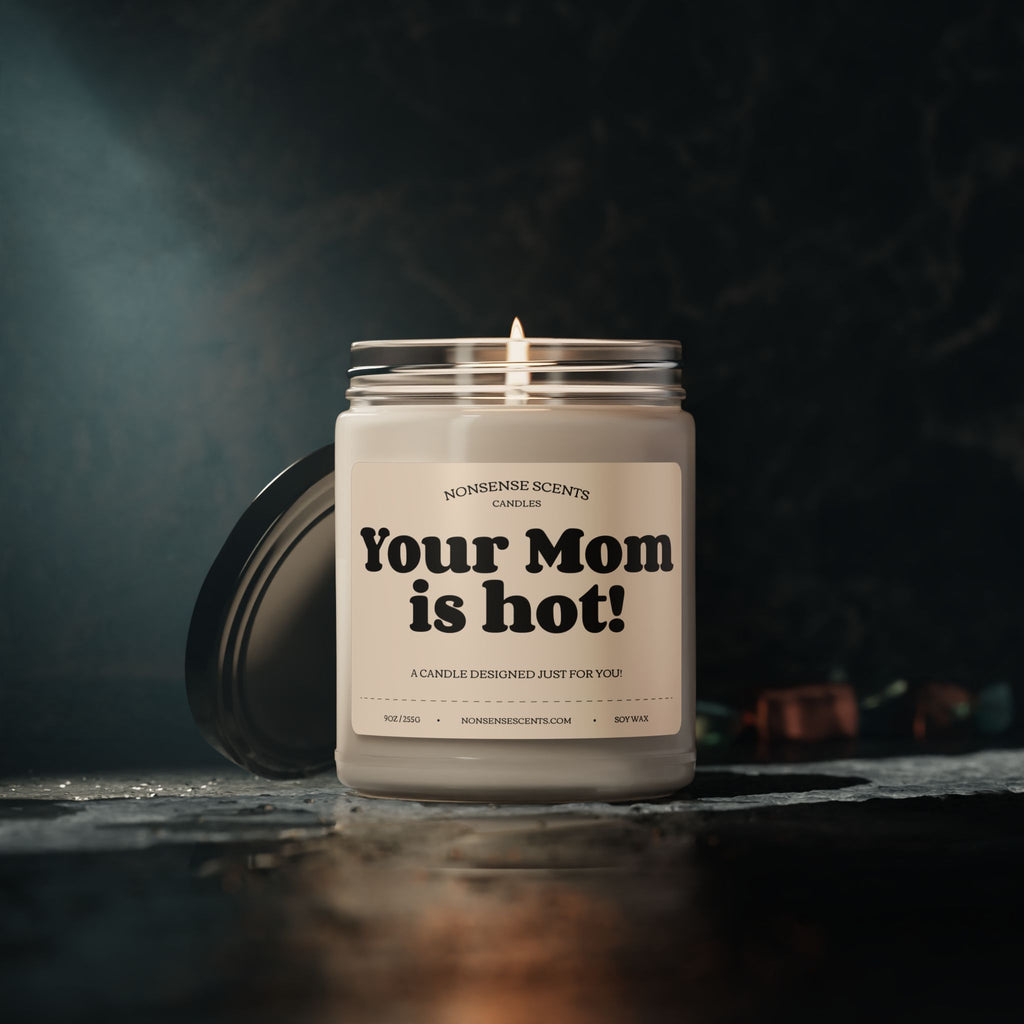 ¡Tu mamá está buena! - Vela perfumada con divertido regalo de broma de Nonsense Scents