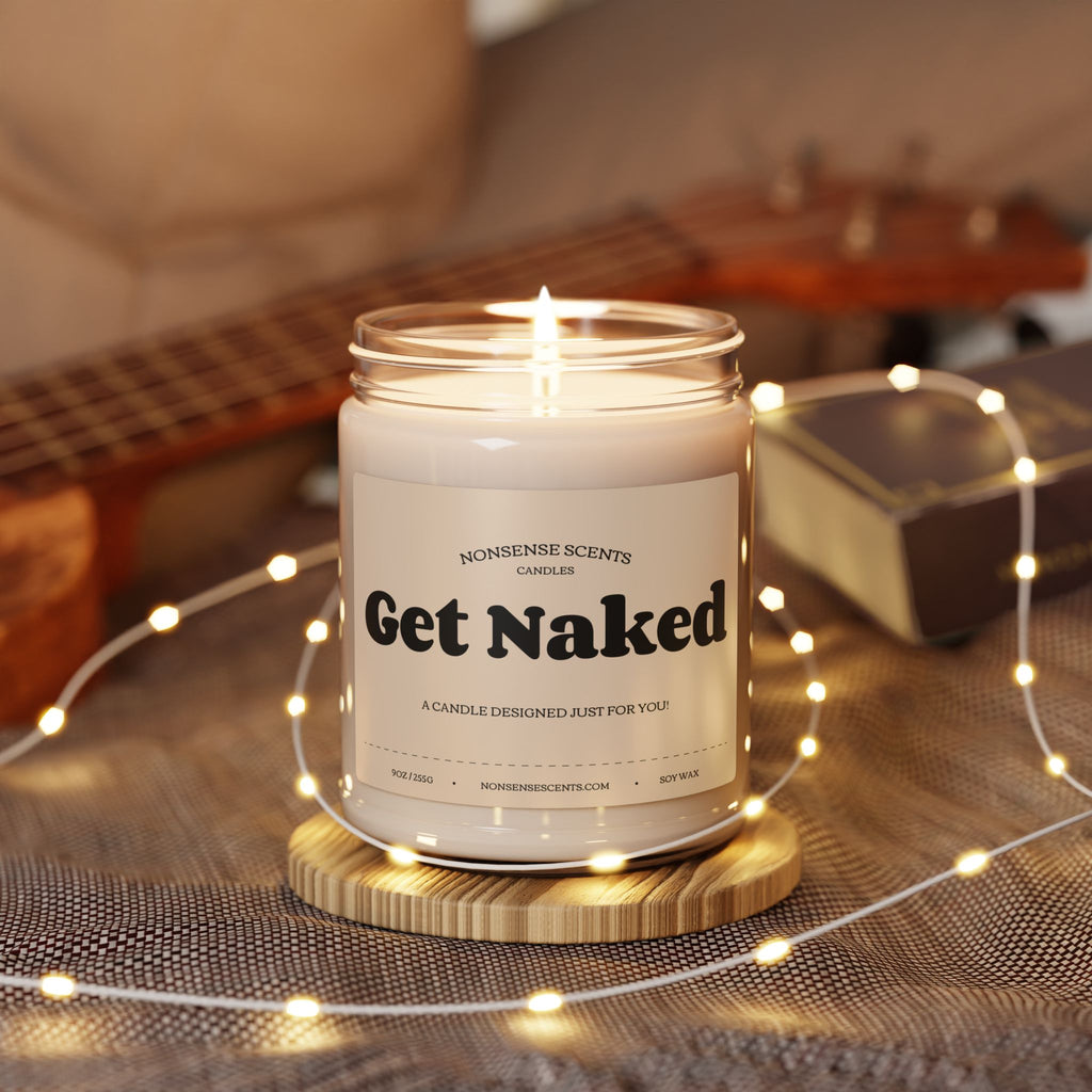 Vela perfumada con forma de broma y el texto "Get Naked" de Nonsense Scents