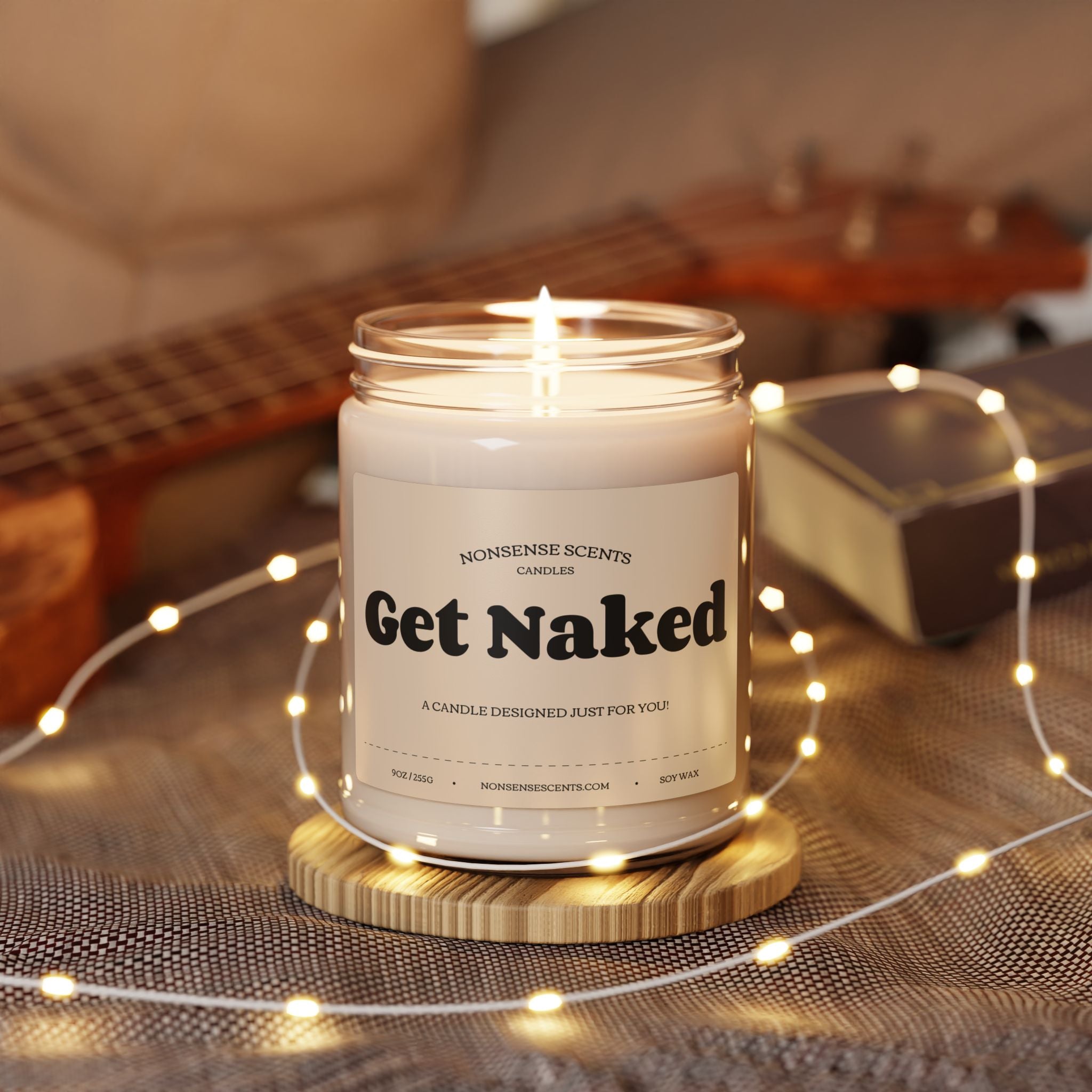 Vela perfumada con forma de broma y el texto "Get Naked" de Nonsense Scents